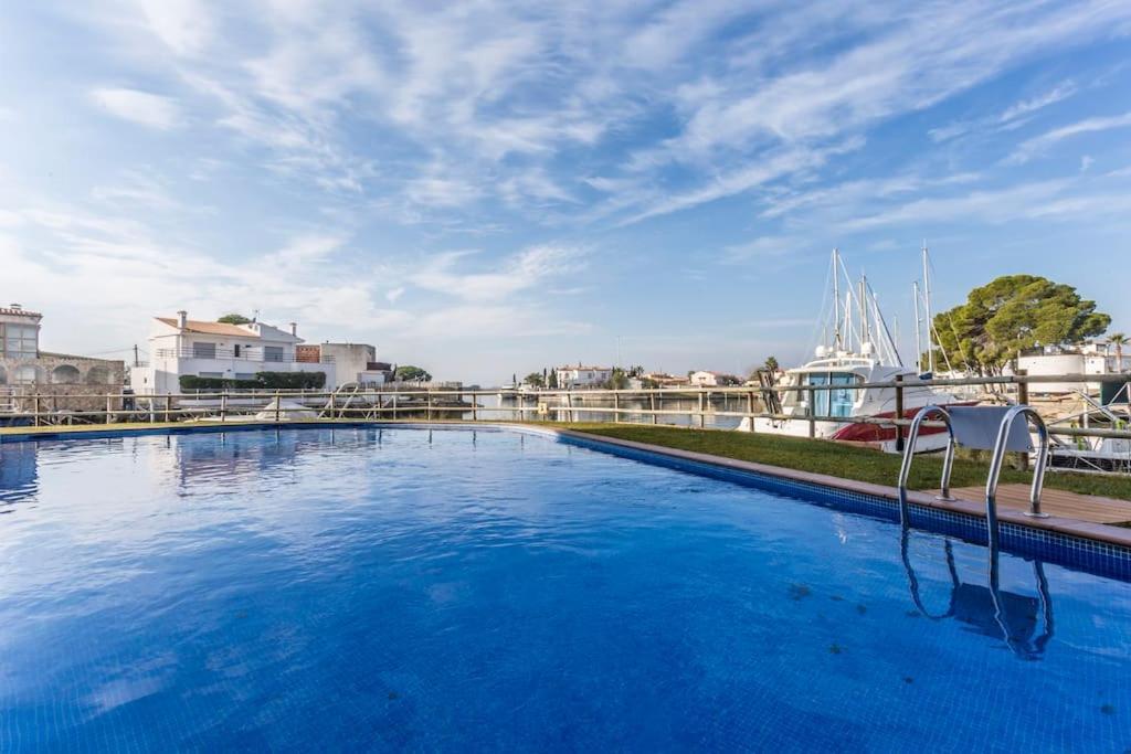 Piso De 2 Habitaciones, 3 Piscinas Y Cerca Del Mar Росес Екстериор снимка