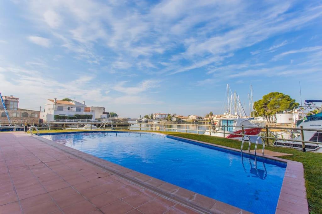 Piso De 2 Habitaciones, 3 Piscinas Y Cerca Del Mar Росес Екстериор снимка